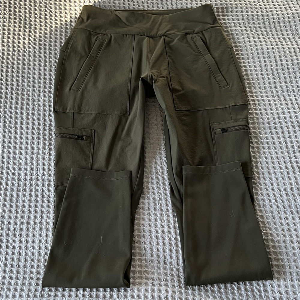 Athleta women’s cargo leggings size 4. Khaki